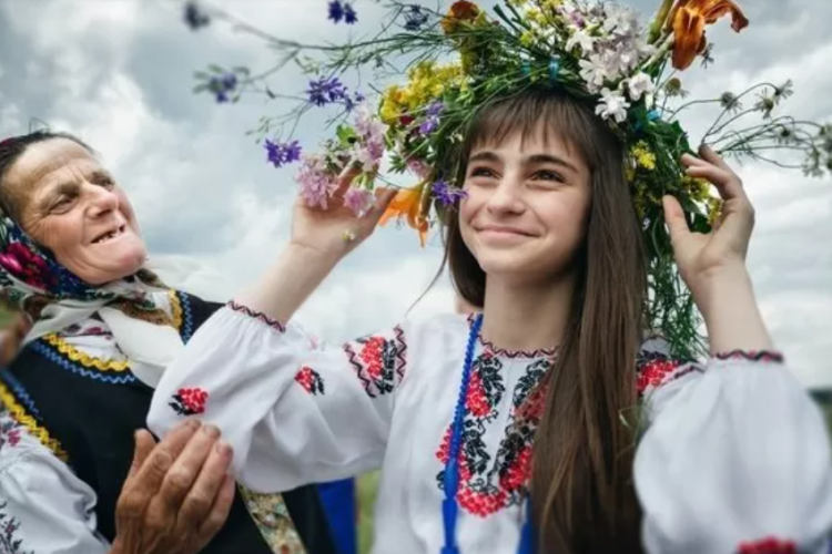 Sărbătoarea Sânzâienelor la Bistrița-Năsăud: Mai multe comune din județ sărbătoresc cu fast zilele Ielelor