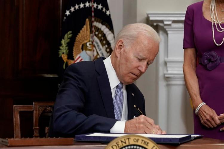 Președintele SUA, Joe Biden, a semnat un proiect de lege pentru a limita violențele cu arme de foc, înainte de participarea sa la summit-ul NATO
