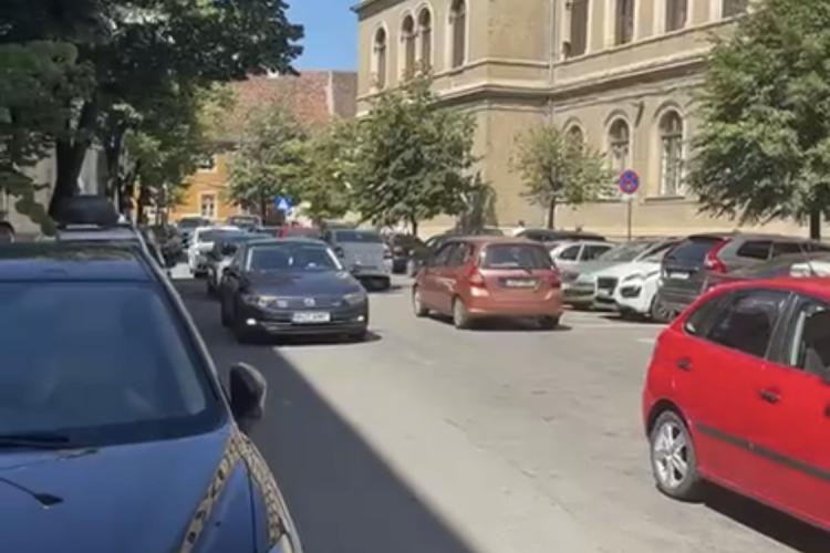Haos rutier pe Kogălniceanu. Șoferii au fost puși să dea cu spatele de Politia locală: La amenzi sunt campioni - VIDEO