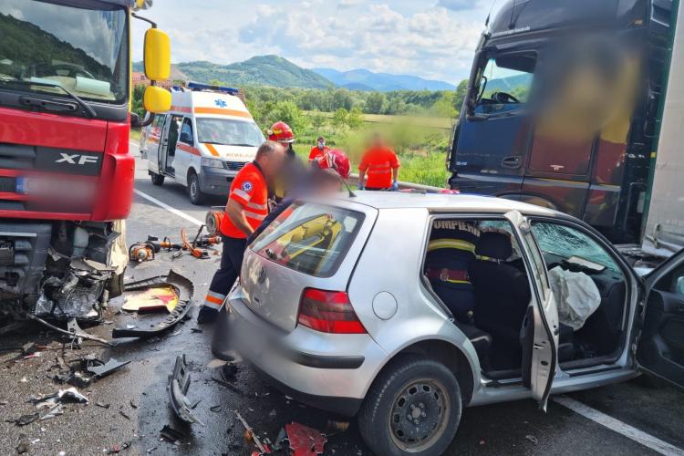 FOTO. Accident GRAV pe drumul Cluj-Oradea! O mașină a intrat sub un tir