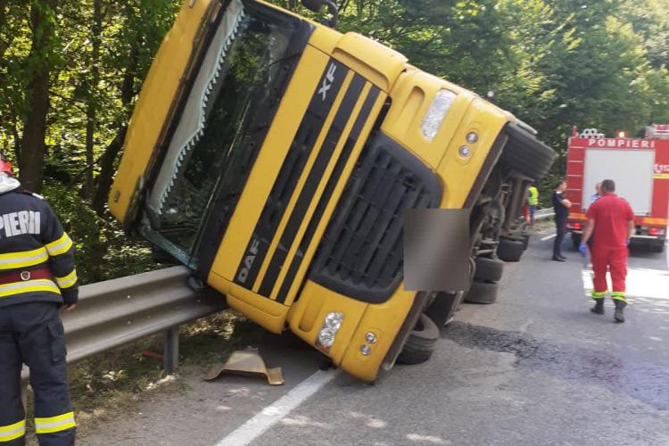 TIR răsturnat pe o parte la Bucea, pe drumul Cluj - Oradea - FOTO   