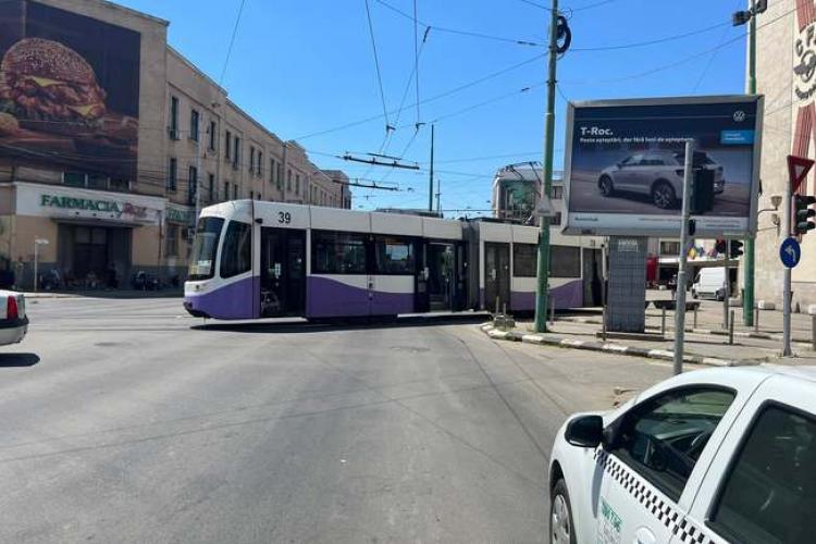 VIDEO - Bărbat filmat în timp ce trage maneta de siguranță a tramvaiului, pentru a deraia vehiculul