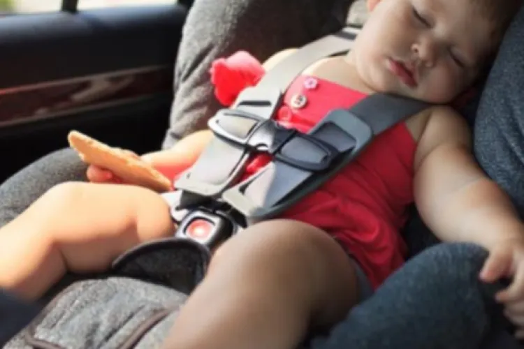 Bebeluşul, care a căzut din maşina aflată în mers, a murit la spital. Micuţul era în moarte cerebrală 