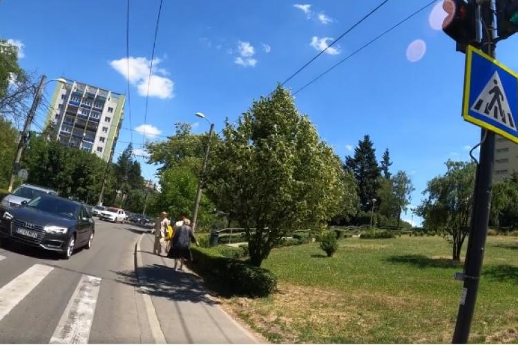”Doamne ferește să mai fi fost cineva pe trecerea de pietoni!!!”. Șofer inconștient filmat în Cluj-Napoca - VIDEO   