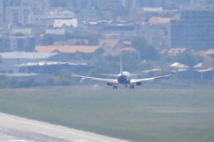 Talent și precizie! Piloți filmați când aterizează la Cluj, în timpul unor zile cu vânt foarte puternic - VIDEO
