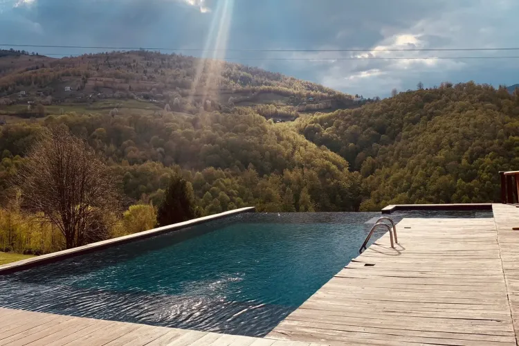 În Cluj și Apuseni nu este o cabană cu view mai frumos! Vara e pe noi și locurile magice sunt puține - VIDEO   