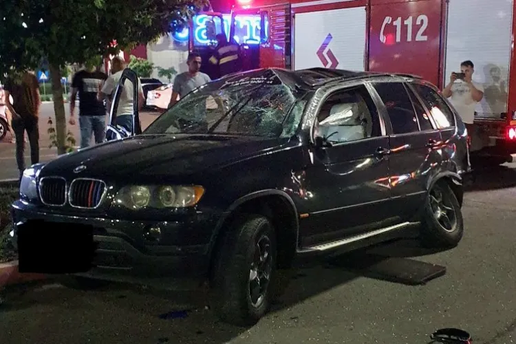 Un BMW s-a răsturnat în parcarea de la VIVO Cluj - FOTO   