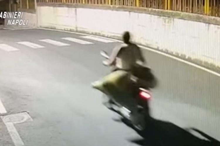 Un român a fost filmat în Napoli, în timp ce transporta cu scuterul un cadavru