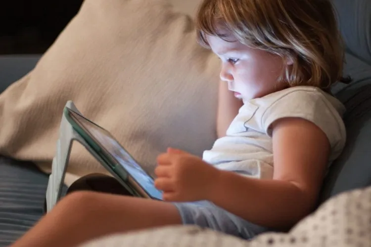 Fetiță de 4 ani, salvată de un erou necunoscut. A prins-o în brațe după ce a căzut de la 8 metri înălțime