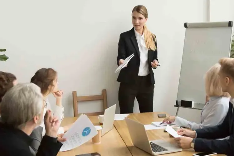 Companiile mari, obligate să crească ponderea femeilor care ocupă poziţii de conducere