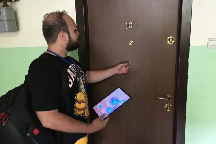 Recenzorii sunt disperați, românii nu vor să le deschidă ușa. De ce le este frică oamenilor 