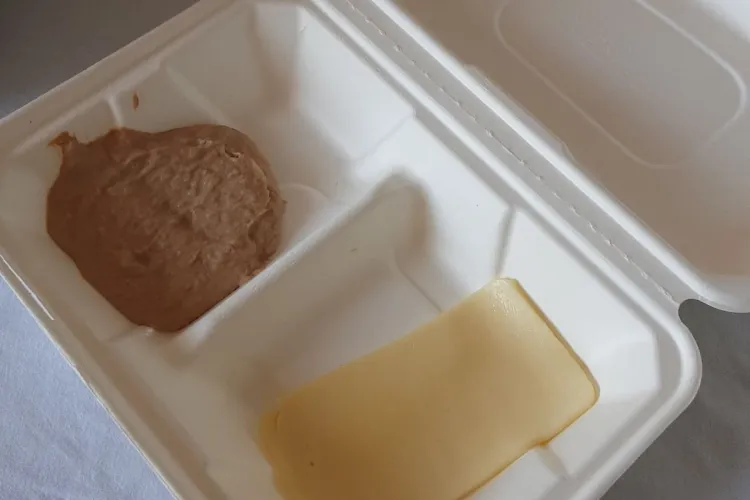 Meniu în bătaie de joc la Spitalul de Copii din Cluj: Era caș uscat și un alt produs neidentificat - FOTO