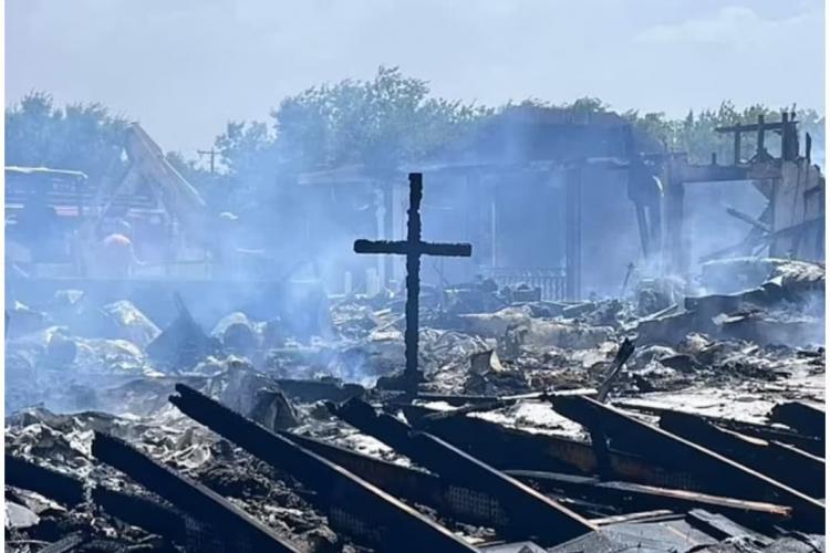 Miracolul crucii din altar: A rămas în picioare, în ciuda incendiului care a ars din temelii biserica