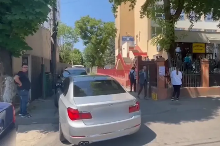 Fițe la Bacalaureat! Un elev și-a lăsat BMW -ul în drum pentru a nu pierde proba la Limba Română