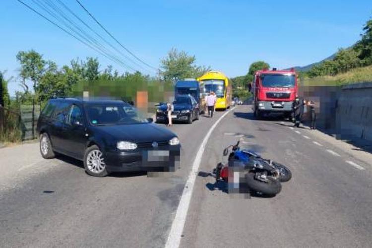 FOTO - Motociclist clujean, rănit grav în urma unui accident rutier. Victima a fost preluată de un elicopter SMURD 