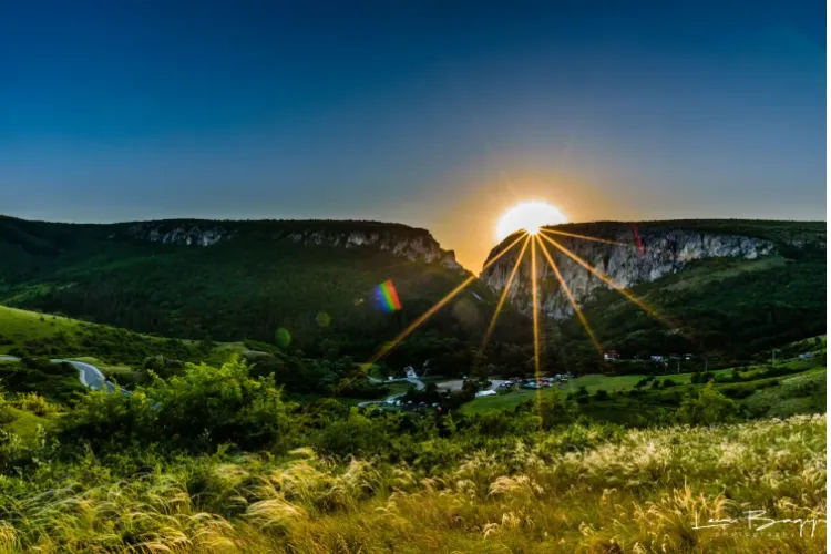 Imagine superbă cu apusul din 21 iunie, Ziua Internațională a Solstițiului de vară, la Cheile Turzii 