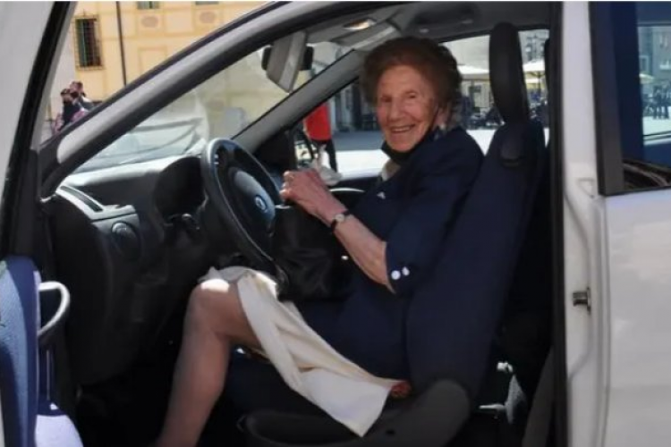 O femeie de 100 de ani şi-a reînnoit permisul de conducere: „Această reînnoire mă face fericită”