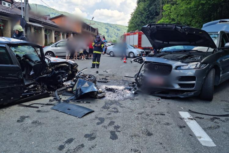 Accident cu patru mașini pe drumul de la Cluj la Oradea, la Negreni - FOTO