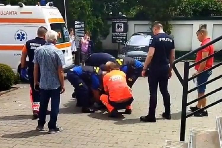 Cluj: Patru malaci de la Poliție și firma de pază se luptă cu un bețiv în față la Mega Image, în Gheorgheni - VIDEO