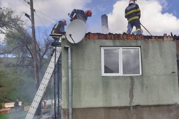 Casă cuprinsă de flăcări în comuna Sic. Pompierii intervin cu trei autospeciale