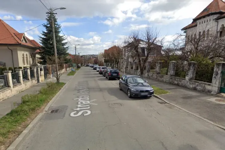 Boc despre clujenii care parchează pe trotuar și curtea e goală: ”Comoditatea bate viața”