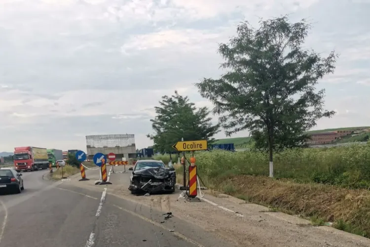 FOTO. Un șofer beat din Cluj și-a făcut mașina PRAF. A intrat pe contrasens și a lovit alte mașini