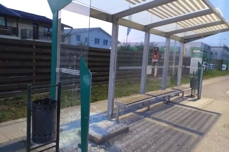 Nu respectăm nimic! Au spart geamurile de stația de autobuz din Apahida - FOTO