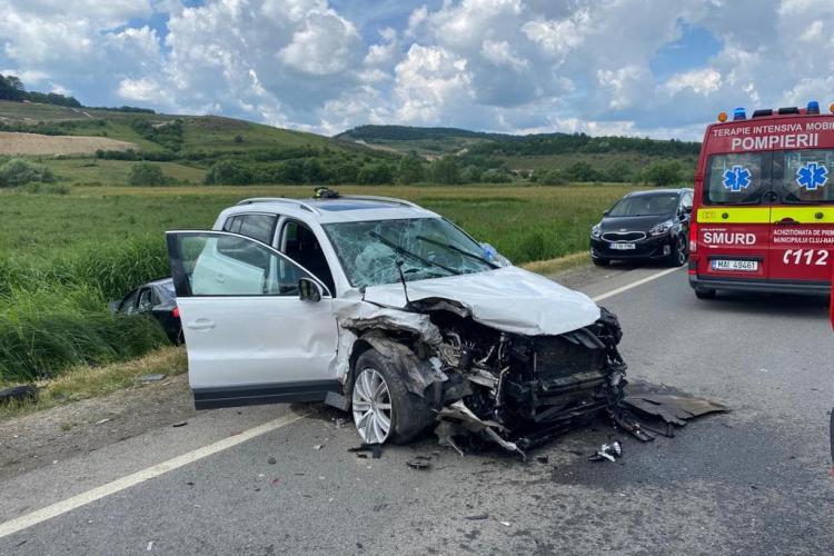 FOTO. Accident rutier teribil în Nădășelu. Doi bărbați, transportați de urgență la spital 