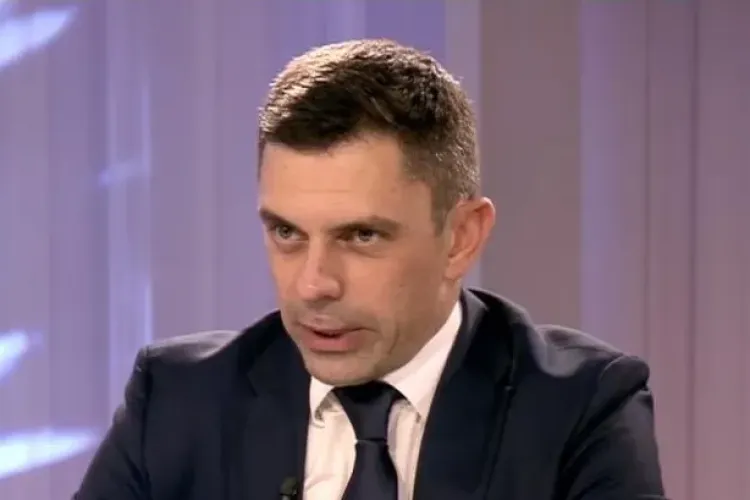 Ministrul Sportului, Novak, s-a umplut iarăși de ridicol în mesajul transmis înotătorului David Popovici. Era diferit în maghiară și română