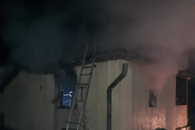 Noapte de foc pentru o familie din Cluj. Pompierii au intervenit de urgență