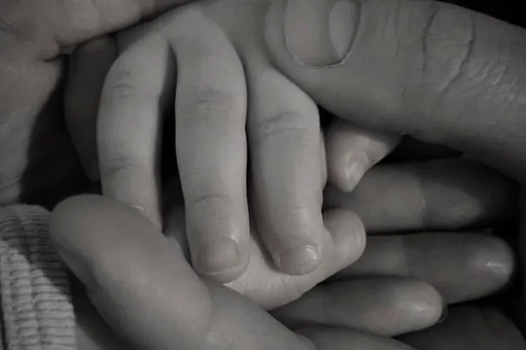 Cum s-a întâmplat accidentul teribil în care un bebeluş a căzut din maşina condusă de tată. Micuţul este în comă