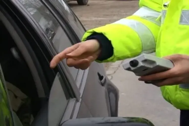 Un șofer prins drogat la volan le-a explicat polițiștilor de ce are rezultatul pozitiv la cocaină: „Am mâncat o salată cu oțet”
