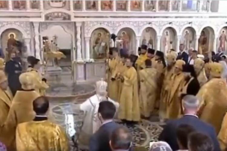 VIDEO - Patriarhul Kirill a căzut în timp ce sfințea o biserică. Nimeni nu a fost suficient de aproape pentru a-l prinde
