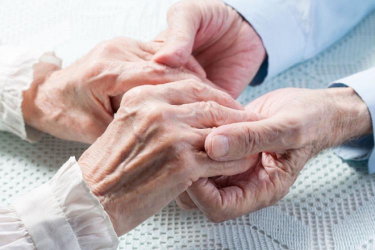Un pensionar de 85 de ani s-a însurat cu aleasa inimii după 28 de ani împreună. Vor să aibă același nume pe cruce