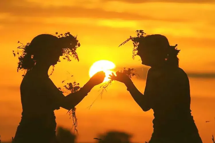 VIDEO - 24 iunie: Ziua Sânzienelor sau Drăgaica.Cine sunt Sânzienele. Ce obiceiuri şi tradiţii se urmează