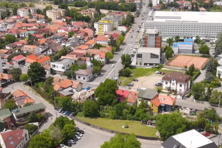 Se demolează o casă, lângă Platinia, pentru a se crea un drum drept spre Sala Polivalentă - VIDEO