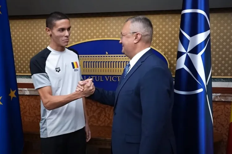 VIDEO. Moment penibil între Ciucă și campionul Popovici. Premierul a lăsat cu greu mâna sportivului întâmpinat la Palatul Victoria
