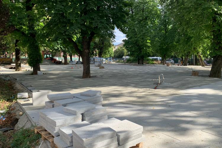 Lucrări marca Boc: Deși termenul pentru Parcul de la Teatru a fost lung cât o eternitate, constructorii l-au depășit. Parcul tot nu e gata, dar e pietruit