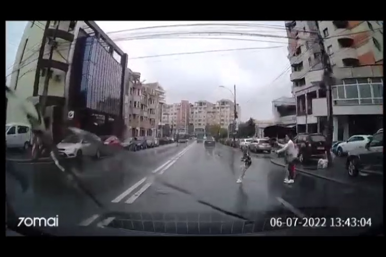 ”Vă rugăm, aveți grijă de copii!”. Unui șofer i-a înghețat inima când a văzut această scenă - VIDEO