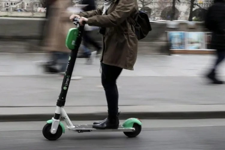 Clujean, enervat la culme de trotinetiști: „Poate data viitoare pupați capota, puneți mâna pe legislație” 