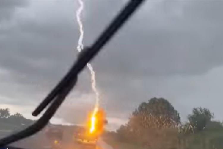 VIDEO - O femeie a surprins momentul în care un fulger lovește mașina condusă de soțul ei
