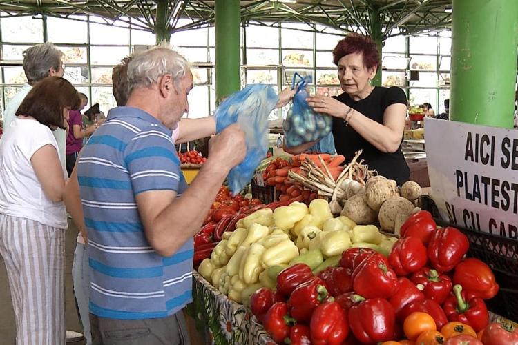 Clujenii aleg, tot mai des, fructe și legume „trecute”, cele proaspete sunt prea scumpe. Comercianţii, nevoiți să-și arunce marfa la gunoi 