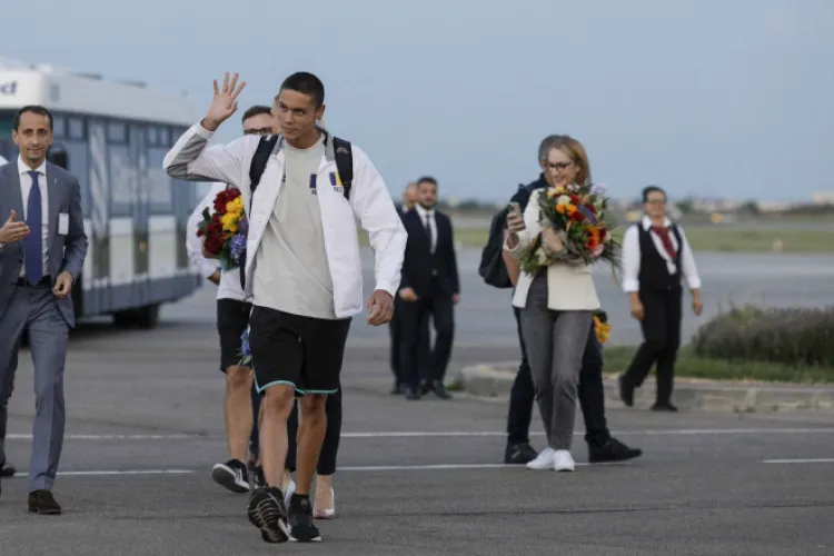 Campionul David Popovici a revenit acasă după ce a scris istorie la Mondialul de nataţie: „Mulțumesc celor care au crezut în mine”