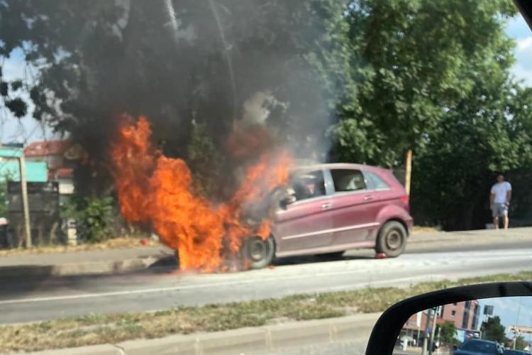 O mașină a luat foc pe Calea Turzii, lângă benzinăria MOL - VIDEO cu intervenția pompierilor