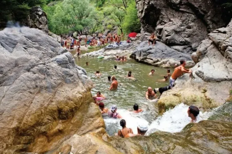Minune a naturii în Cluj. Înainte să mergem în Turcia sau Egipt, să vizităm jacuzzi-ul natural de la Cascada Ciucaș - FOTO   