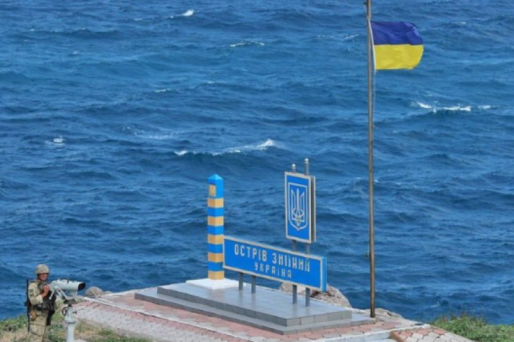 Militarii ucraineni au înălțat drapelul național al Ucrainei pe Insula Șerpilor: „Insula s-a întors sub jurisdicția Ucrainei”