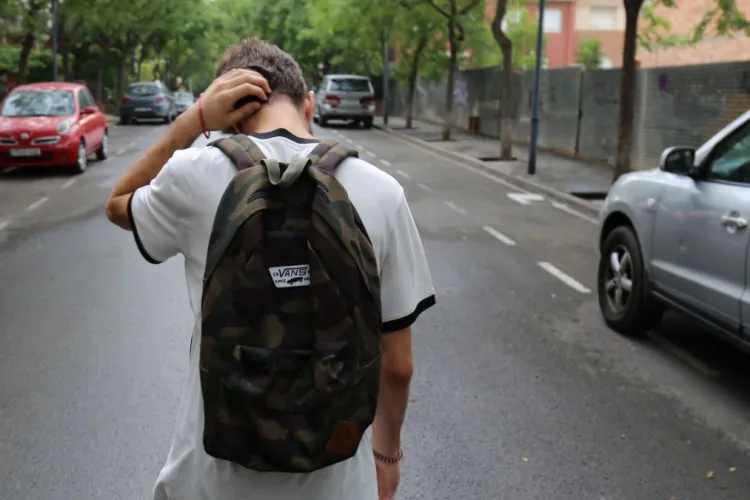 Un bărbat a găsit pe stradă un rucsac cu 37.000 de lei și l-a predat Poliției. Cum au ajuns banii în mijlocul drumului