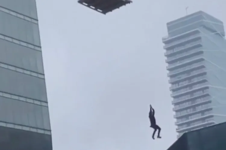 FOTO - Moment cutremurător: Un muncitor se agaţă disperat de cablul unei macarale, la sute de metri înălţime