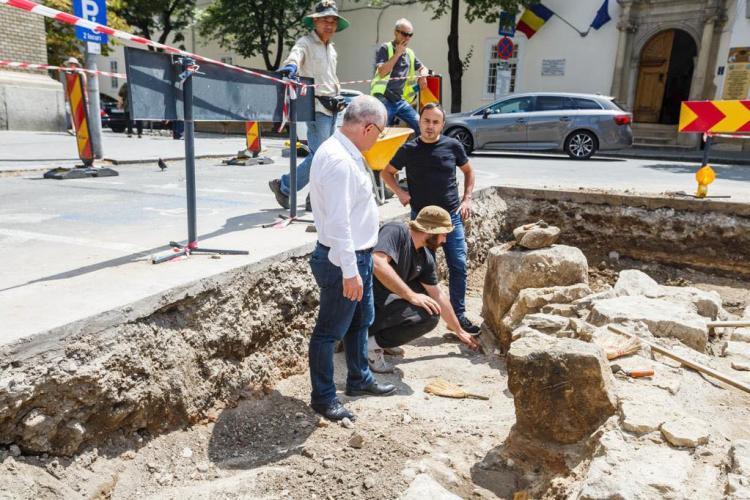 Descoperiri arheologice la șantierul de pe Universității / Kogălniceanu. Emil Boc e îngândurat. Arheolog: Tot centrul e așa! - FOTO