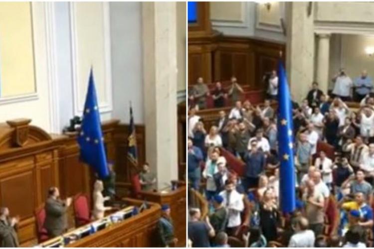 VIDEO - Moment emoționant: Steagul Uniunii Europene a fost arborat în Parlamentul de la Kiev. Drapelul, aplaudat de aleşii ucraineni